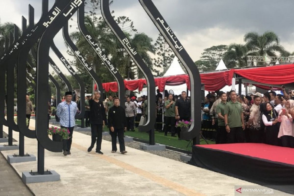 Ragam baju adat Sunda untuk pria dan perlengkapannya